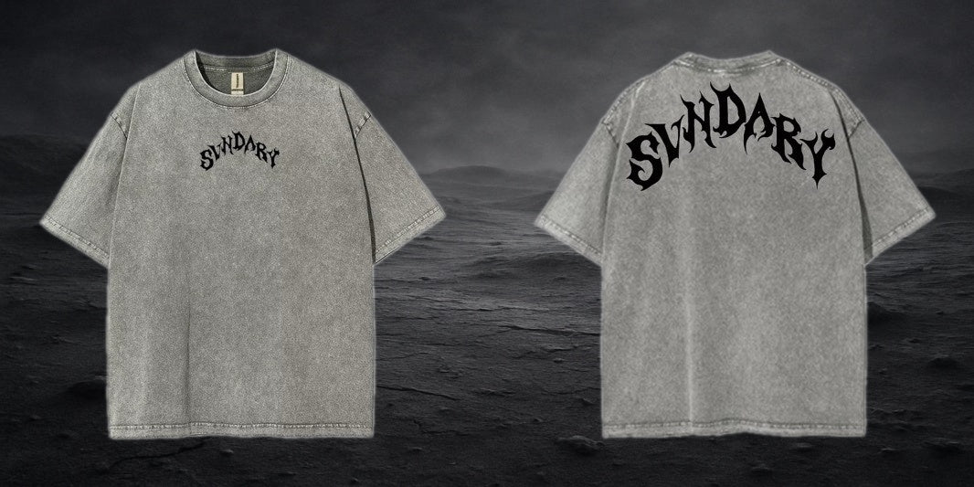 Like the moon, it’s calm — but never empty.
A haze of cratered gray holds mystery in the silence.
This shirt is for when you’re dialed in: lowlight, low noise, high output.
It doesn’t enhance shape — it emodies the intense pressure thats under it.